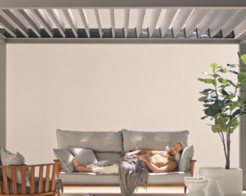 Retractable pergola